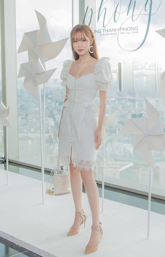 Diện váy vai bồng được ưa chuộng ở mùa mốt mới, Quỳnh Hương giúp mình tăng sức hút với túi xách tay trong veo.