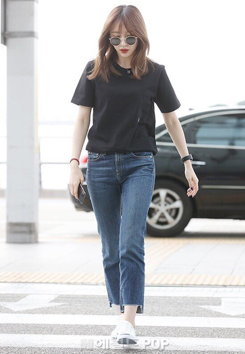 Chỉ với áo phông đen, quần jeans tối giản, Hani vẫn tỏa ra khí chất girl crush.