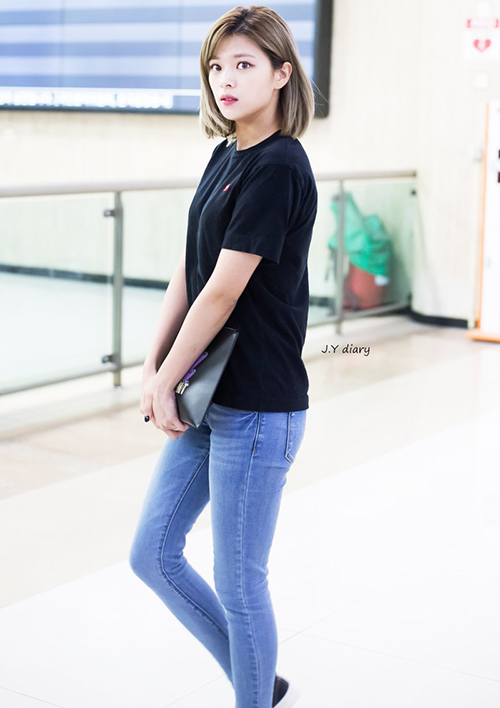 Jeong Yeon sở hữu đôi chân đẹp, vòng 3 hút mắt nên mặc quần jeans vẫn gợi cảm.