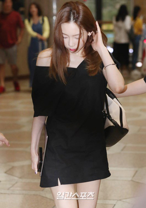 Tae Yeon liên tục di chuyển bởi các lịch trình quốc tế. Cô nàng gợi cảm bất ngờ với mẫu váy lệch vai, khoe làn da trắng nõn. Balo Chanel là phụ kiện mà trưởng nhóm SNSD yêu thích.