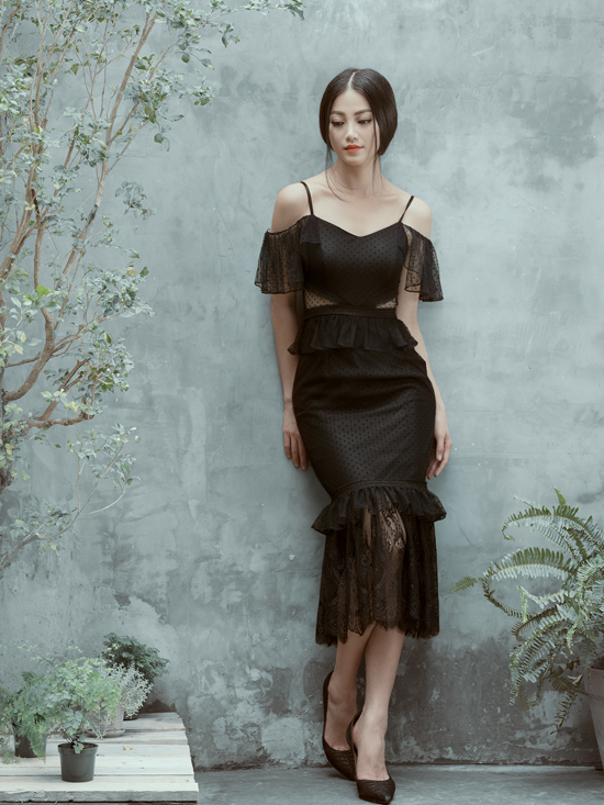 Trong bộ sưu tập mới, nhà thiết kế Nguyễn Hà Nhật Huy chọn tôn đen cùng chất liệu thoáng mát để mang tới nhiều mẫu váy đi tiệc mùa hè.