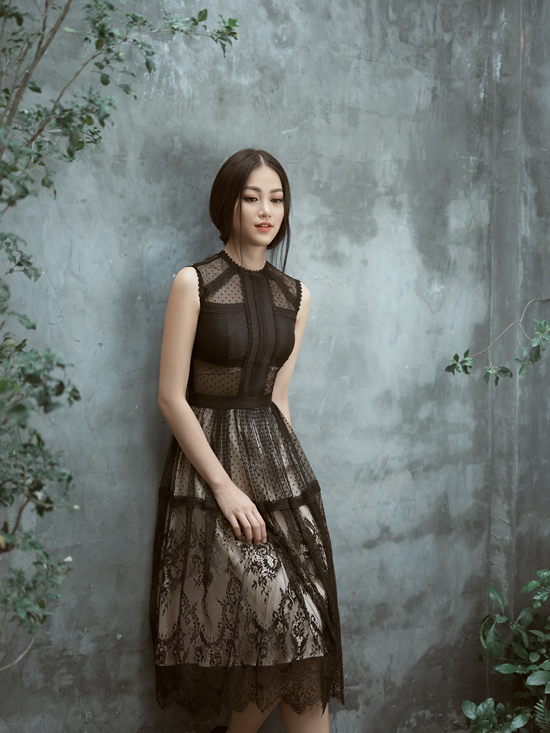 Bộ ảnh được thực hiện với sự hỗ trợ của nhiếp ảnh Antonio Dinh, trang điểm Hy Nguyễn, người mẫu Phương Khánh.