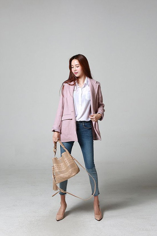 Sơ mi trắng quen thuộc sẽ trở nên bắt mắt khi được kết hợp cùng blazer hồng, skinny, túi xách tay tiện dụng.