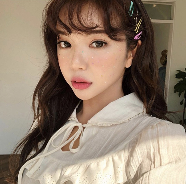 Đây là mốt làm đẹp đang thống trị trên Instagram của các cô gái Hàn. Những hạt đá li ti trên bầu má giúp gương mặt trông sáng sủa, đáng yêu hơn, rất thích hợp với những ngày hè rực nắng hoặc những chuyến du lịch ra biển, những buổi tiệc tối.