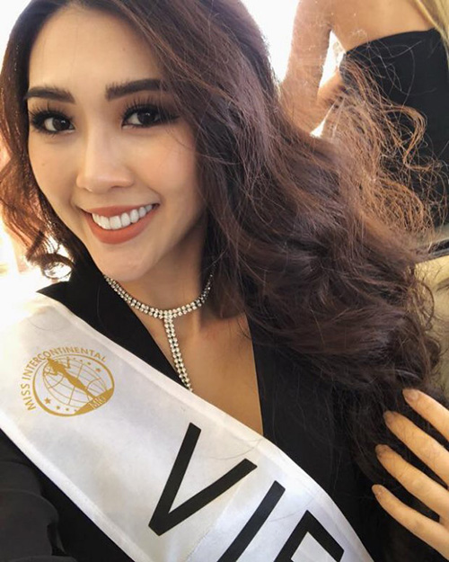 Hồi đại diện Việt Nam thi Hoa hậu Liên lục địa 2017, Tường Linh cũng thường xuyên gây băn khoăn vì tự dìm nhan sắc vì lối kẻ lông mày sâu róm vụng về như mới tập tành trang điểm.