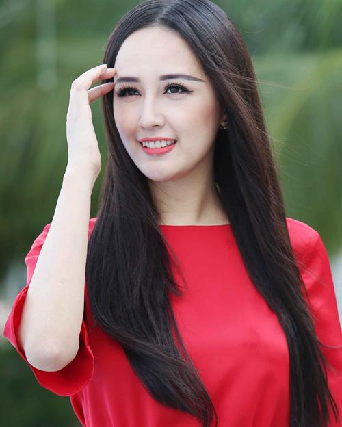 Dù là trang điểm tông nude kiểu Tây hay son đỏ ngọt ngào đậm chất Việt, Hoa hậu cũng đều áp dụng lối kẻ lông mày đậm tay, kéo dài ra quá đuôi mắt, không phù hợp với tổng thể gương mặt.