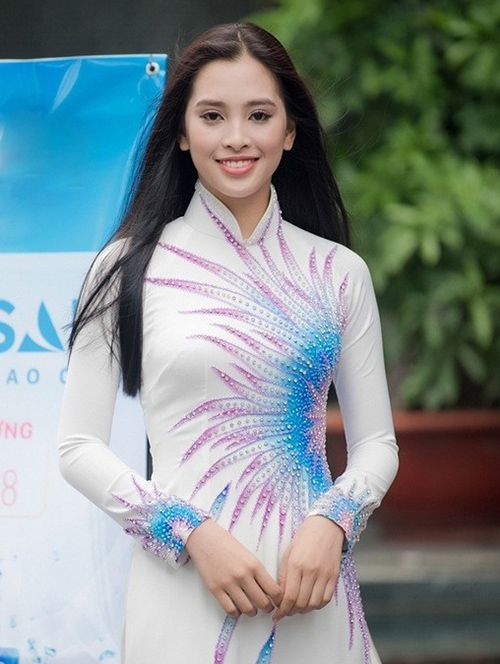 Trần Tiểu Vy là gương mặt mới toanh của Hoa hậu Việt Nam 2018. Cô bạn sinh năm 2000 vừa hoàn thành kỳ thi tốt nghiệp THPT Vạn Hạnh. Tiểu Vy được đánh giá là một nhan sắc tiềm năng trong vòng Chung khảo vì có vẻ đẹp cá tính, hiện đại.