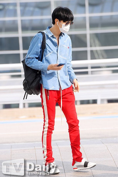 Quần thể thao màu đỏ là item được nhiều thần tượng ưa thích trong thời gian qua. Hyun Bin dùng khẩu trang che mặt nhưng vẫn nổi bần bật khi ra sân bay.