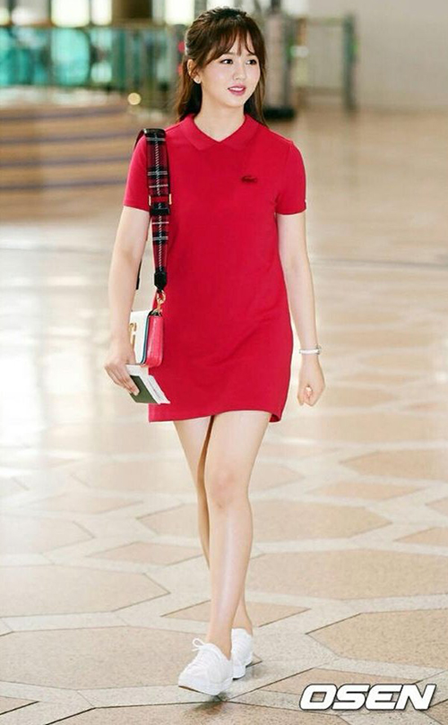 Kim So Hyun sở hữu chiếc váy polo xinh xắn. Nữ diễn viên sinh năm 1999 nổi bật nhờ đôi má phúng phính, chân thon dài.