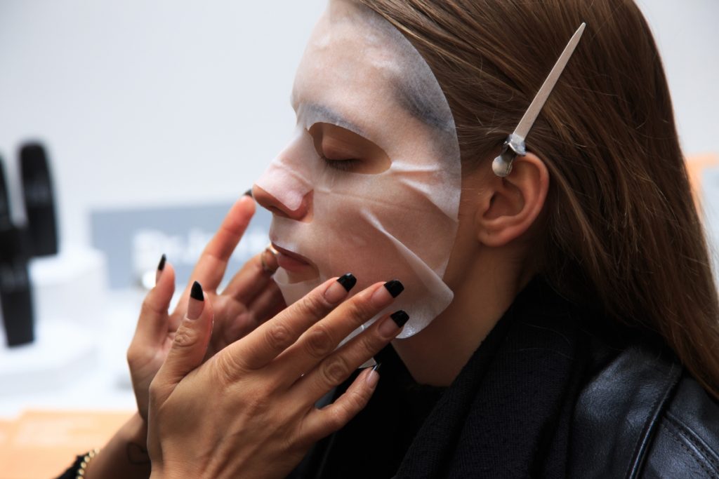 Chăm sóc da mặt đúng cách - Phương pháp hồi phục sắc khí sau mỗi chuyến bay