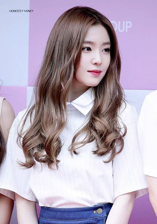 Các idol Hàn Quốc thường theo đuổi vẻ đẹp nữ tính, sang chảnh và gợi cảm, vì thế kiểu tóc xoăn sóng dài đến ngang lưng được họ yêu thích hơn cả.
