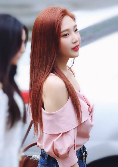 Ngoại hình mới của Joy (Red Velvet) trở thành đề tài nóng bỏng trên forum Kpop. Cô nàng nhộm nâu hoa hồng, tông màu khá lạ và hợp với làn da trắng của nữ ca sĩ.