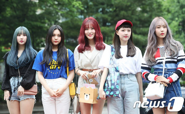 Nhóm G-Friend có đến 3 thành nhuộm màu nổi là Eun Ha (xanh rêu), Yuju (đỏ), SinB (bạc). Tuy nhiên netizen cho rằng khí chất của nhóm không phù hợp với những màu tóc lạ này và nhóm bị stylist dìm hàng.