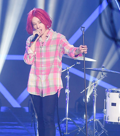 Mái tóc đỏ, rẽ ngôi giữa của Nam Tae Hyun khiến mọi người khóc thét.
