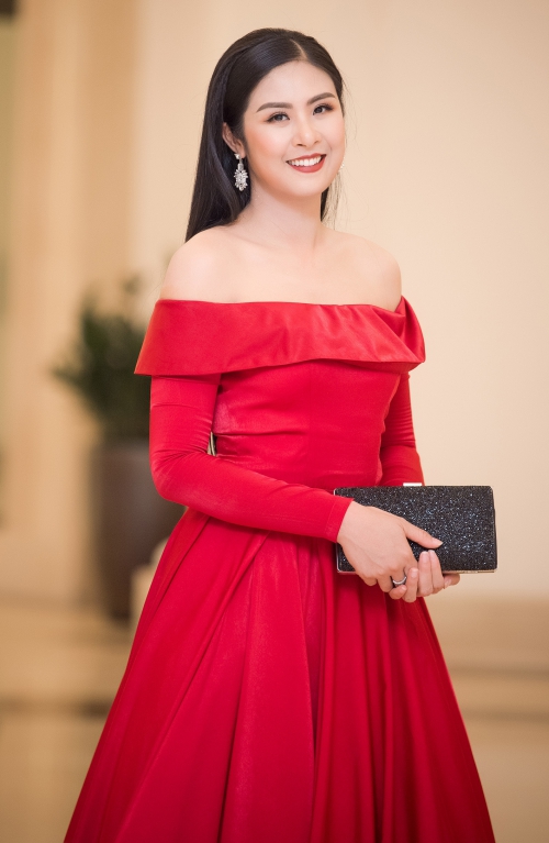 Hoa hậu Ngọc Hân diện váy đỏ nổi bật khoe vai trần.