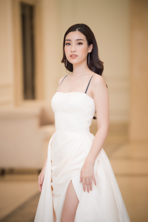 Hoa hậu Đỗ Mỹ Linh diện váy xẻ đùi