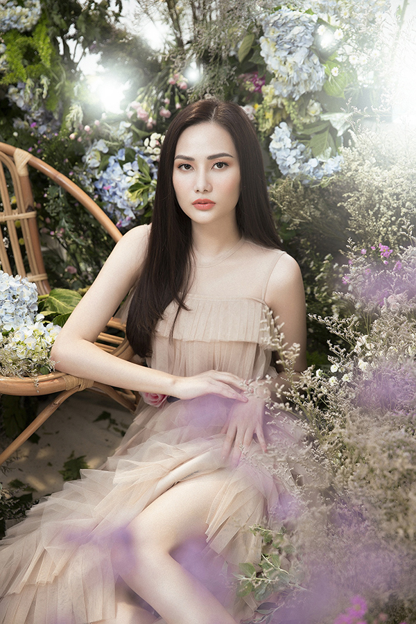 Bộ ảnh được thực hiện với sự hỗ trợ của nhiếp ảnh Lê Thiện Viễn, stylist Khun Chai, trang điểm và làm tóc Kuny Lee,   trang phục Nguyễn Minh Công.