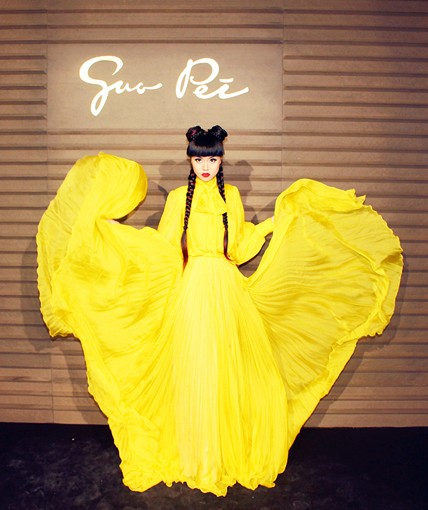 Cô cũng diện chiếc váy vàng bay bổng tới tham dự show Guo Pei.