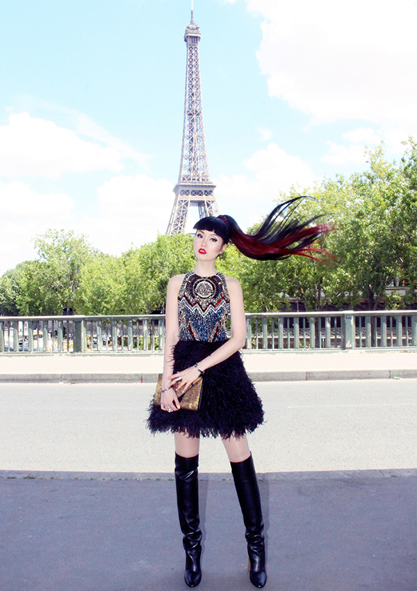 Nhân chuyến công tác Paris, cô diện nhiều bộ cánh thời thượng để ghi lại street style trên đường phố kinh đô thời trang thế giới.