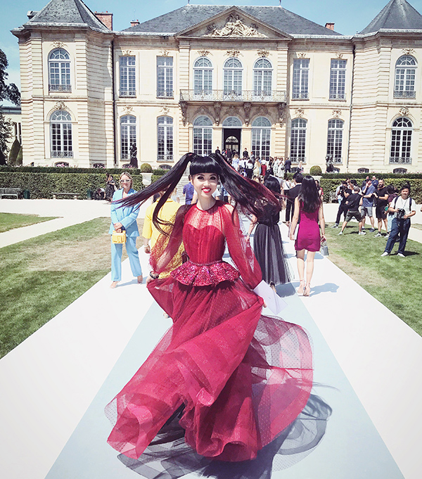 Cũng như nhiều tuần lễ thời trang quốc tế trước đây, Jessica Minh Anh được mời tham dự Paris Haute Couture Fashion Week Thu đông 2018 với nhiều show nổi tiếng như Christian Dior, Viktor & Rolf, Tony Ward, Guo Pei, Galia Lahav và hơn 10 show khác.