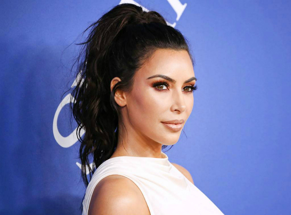 Kim Kardashian siêu giàu nhưng vẫn dùng đồ make up dưới 200.000k