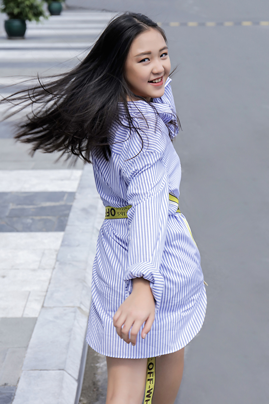 Ngoài những mẫu trang phục mang lại sự thoải mái khi đi học, đi chơi, Jenny Lê còn được chọn thêm các mẫu váy áo hot trend để xây dựng phong cách cá nhân.