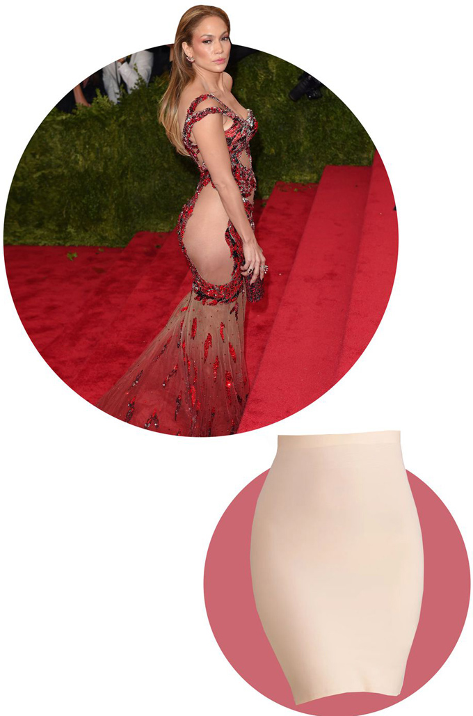 Jennifer LopezXuất hiện trên thảm đỏ Met Gala 2015, nữ ca sĩ nóng bỏng từng trở thành tâm điểm khi diện thiết kế Atelier Versace hở bạo. Để đường cong thêm nuột nà và tránh sự cố đáng tiếc, cô nhờ cậy mẫu shapewear (nội y định dáng) màu nude, dạng váy bó của hãng Yummie, giá 48 USD.
