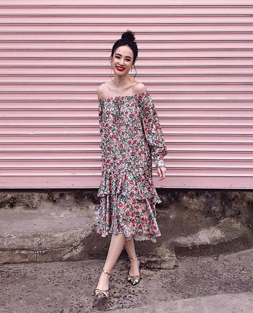 Angela Phương Trinh khoe vai trần trên phố trong chiếc váy hoa nhí xinh yêu.