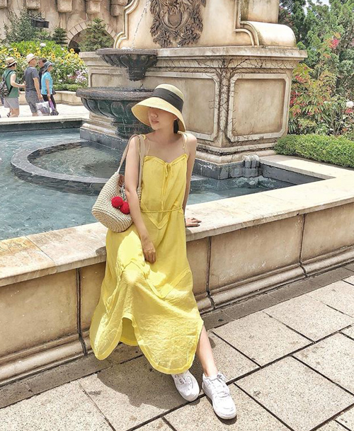 Chiếc váy hai dây vàng tươi mát giúp Băng Di nổi bật như nắng trong chuyến du lịch hè.