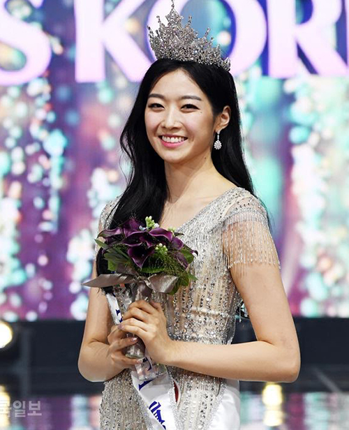 Kim Soo Min, 23 tuổi, vượt qua nhiều ứng viên để đăng quang Hoa hậu Hàn Quốc lần thứ 62 trong đêm chung kết diễn ra vào đầu tháng 7. Tuy nhiên ngay khi vừa bước chân lôi ngôi vị cao nhất, nhan sắc của cô gái này đã gây nổ ra một cuộc tranh cãi.