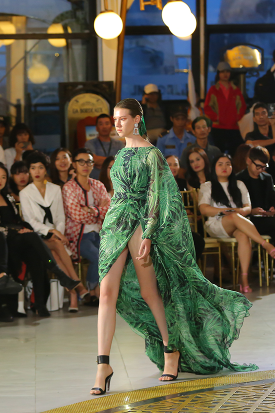 Với dòng thời trang dạ tiệc, Lê Thanh Hoà ưu tiên các kiểu váy xẻ cao bất tân tôn nét sexy cho người mặc.