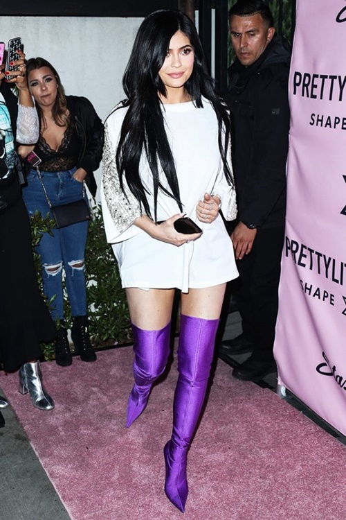Kylie Jenner diện đôi boots tím hot trend của nhà mốt Balenciaga. Phụ kiện này phù hợp với mối giấu quần vốn được nhiều nàng ưa chuộng. Tóc Tiên cũng từng làm điên đảo các tín đồ làng mốt Việt với đôi boots này.