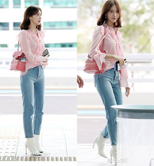 Yoon Ah đẹp xuất sắc khi lên đường dự sự kiện. Mỹ nhân nhà SM đeo túi của Chanel. Phần thiết kế trong suốt giúp cô nàng khoe bộ mỹ phẩm đang quảng cáo.
