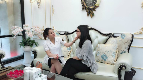 Cô chủ Nguyễn Thu Hương trực tiếp tư vấn làm đẹp cho chị em.