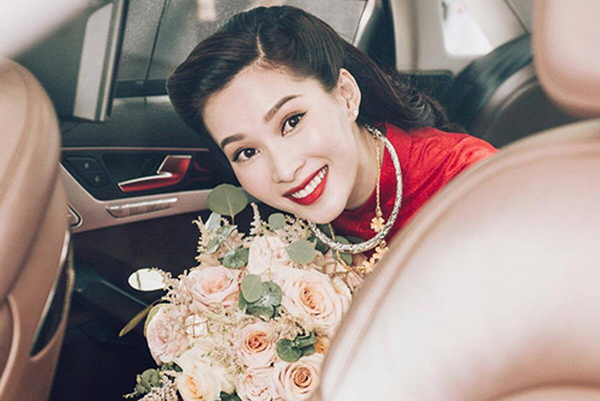 Son môi đỏ rực rỡ cũng được nhiều người đẹp Việt yêu thích vì mang đến diện mạo rạng ngời, nổi bật trong ngày trọng đại. Màu son này đặc biệt phù hợp khi các sao diện áo dài, váy cưới đỏ cùng tông.