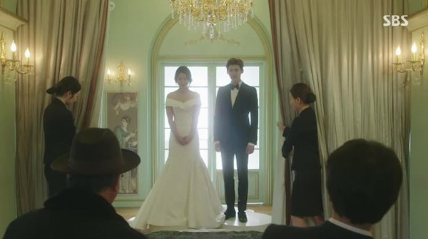 Bộ váy trễ vai khéo léo khoe vòng một, phom đuôi cá giúp thân hình của Park Shin Hye trông mảnh mai, cao ráo, eo gọn gàng hơn. Với những ưu điểm đó, đây vẫn là một trong những bộ váy cưới đẹp nhất trong phim Hàn.