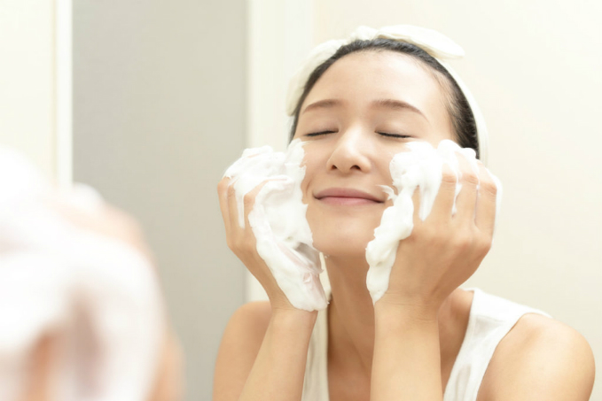 Làm sạch mặt giúp các bước dưỡng da kế tiếp phát huy công dụng. 