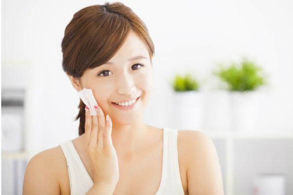 Việc làm sạch và dưỡng ẩm cho da mỗi tối là thói quen không thể thiếu với các cô gái Nhật Bản 