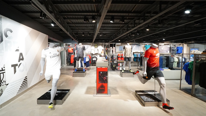 adidas Stadium Xã Đàn tập trung đa dạng và đầy đủ các dòng sản phẩm mới nhất của thương hiệu với cách bài trí khoa học, tạo khoảng không gian thoáng, rộng giúp khách hàng có những trải nghiệm mua sắm thú vị.