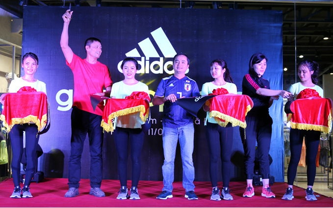 Buổi lễ khai trương có sự tham dự của đại diện adidas Việt Nam và các khách mời như huấn luyện viên Fitness Hana Giang Anh, vận động viên tâng bóng nghệ thuật Tungage và Đỗ Kim Phúc. Họ đều là những người đam mê thể thao và nhiều năm lựa chọn thương hiệu adidas.