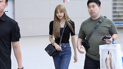 Lisa trở về Hàn sau khi dự sự kiện ở Thái. Chiếc áo phông bó giúp em út của Black Pink khoe vòng eo nhỏ, vòng hông gợi cảm. Dù chỉ mặc những item cơ bản, nữ ca sĩ vẫn toát lên vẻ sexy.