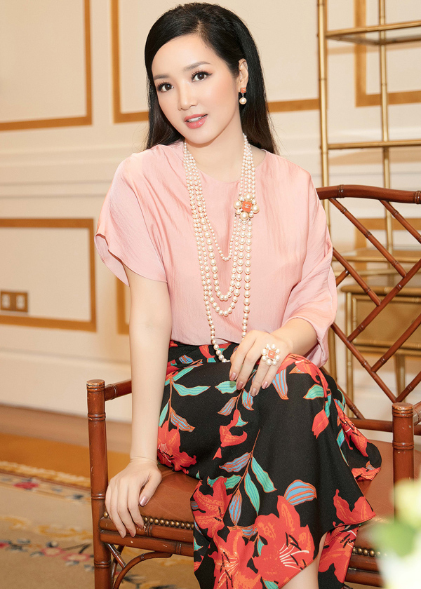 Dàn mỹ nhân Việt khoe sắc trong váy hoa rực rỡ - 3