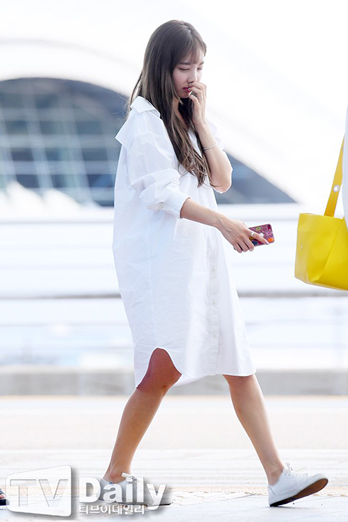 Sau quãng thời gian nghỉ ngơi ngắn, các thành viên Twice quay lại với lịch làm việc bận rộn, thường xuyên phải ra sân bay. Na Yeon chọn mẫu áo vay oversize tạo cảm giác dễ chịu. Nữ ca sĩ vẫn còn buồn ngủ khi xuất hiện.