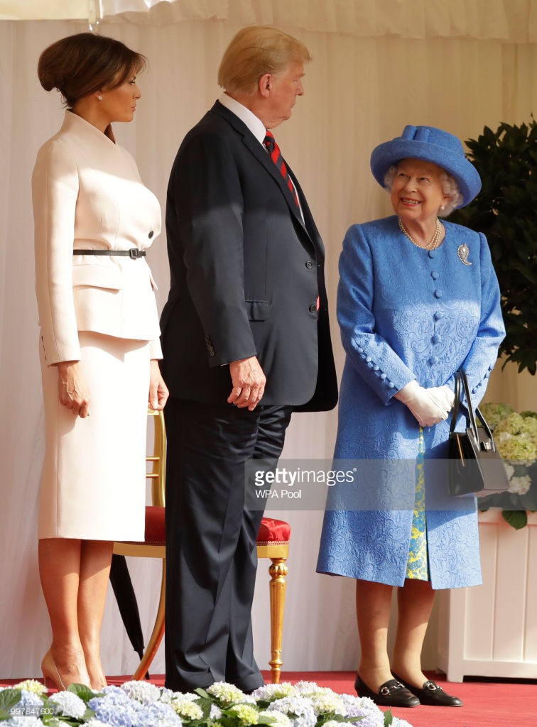 Đón tiếp Tổng thống Donad Trump, Nữ hoàng Anh đã chọn những món trang sức cài áo có ý nghĩa vô cùng đặc biệt - Ảnh 2.