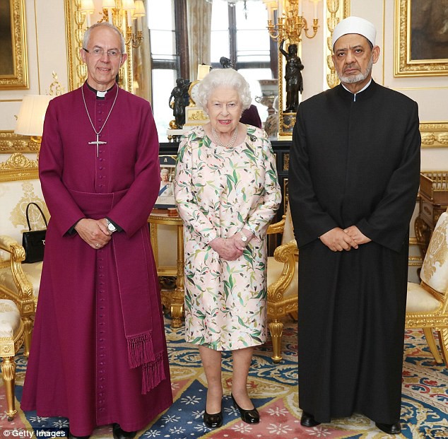 Đón tiếp Tổng thống Donad Trump, Nữ hoàng Anh đã chọn những món trang sức cài áo có ý nghĩa vô cùng đặc biệt - Ảnh 5.