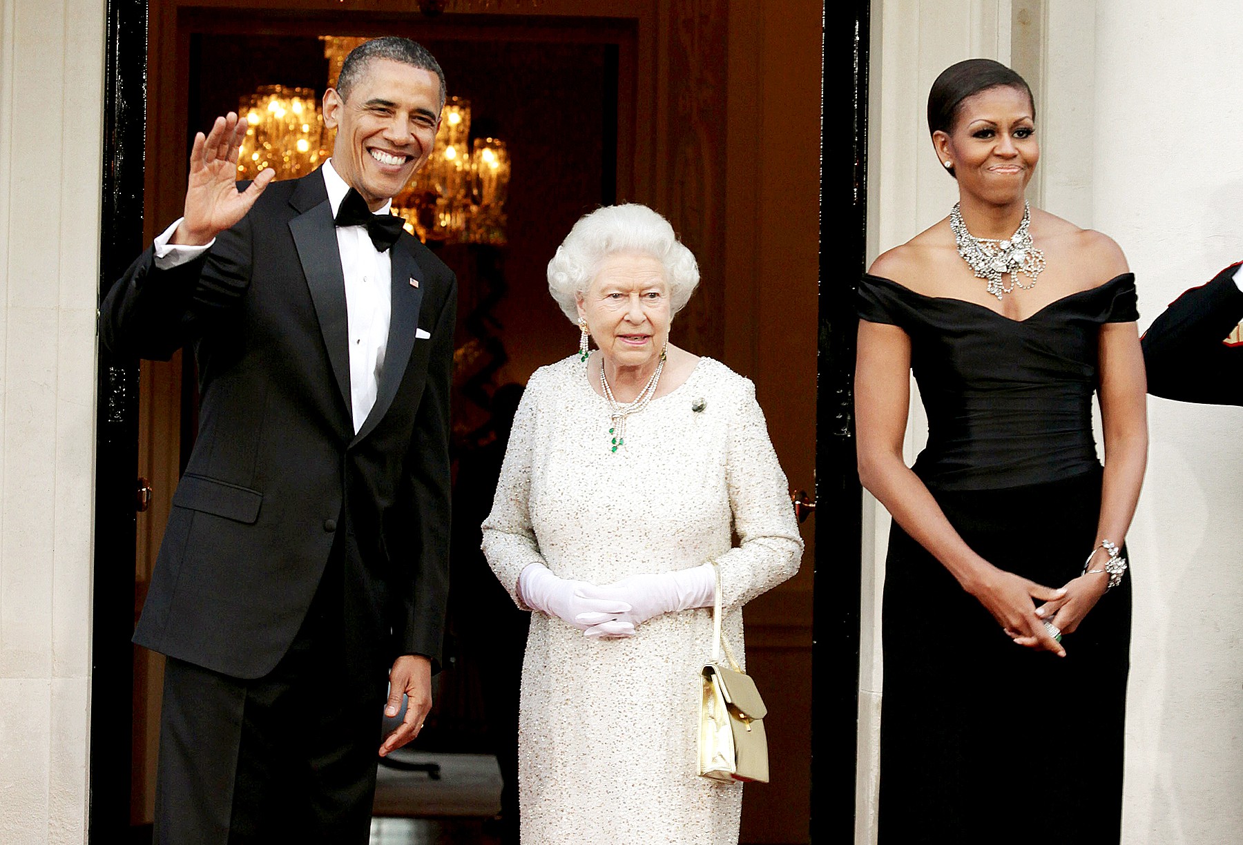 Đón tiếp Tổng thống Donad Trump, Nữ hoàng Anh đã chọn những món trang sức cài áo có ý nghĩa vô cùng đặc biệt - Ảnh 7.