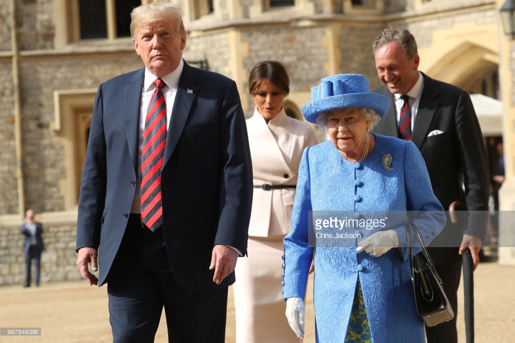 Đón tiếp Tổng thống Donad Trump, Nữ hoàng Anh đã chọn những món trang sức cài áo có ý nghĩa vô cùng đặc biệt - Ảnh 1.