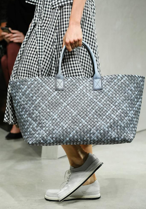 Cabet Bag là một mẫu túi khá kinh điển của Bottega Veneta. Mỗi năm nhà mốt này lại cho xuất xưởng một số màu sắc mới.