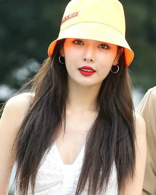 Khi lên sân khấu quá đà nhưng ở đời thường, Hyun Ah lại được trang điểm tinh tế. Cô nàng yêu thích màu son đỏ tươi vì phù hợp với làn da trắng.