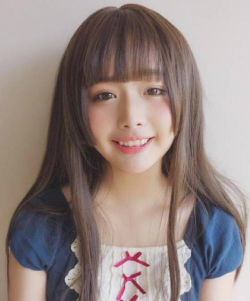Hime Cut từ lâu đã là một kiểu tóc cute số một với các cô gái Nhật Bản. Để giúp gương mặt thêm ngây thơ, họ thường tỉa lớp tóc mai chỉ dài đến ngang vành tai, giúp tóc dễ cụp vào gò má hơn.